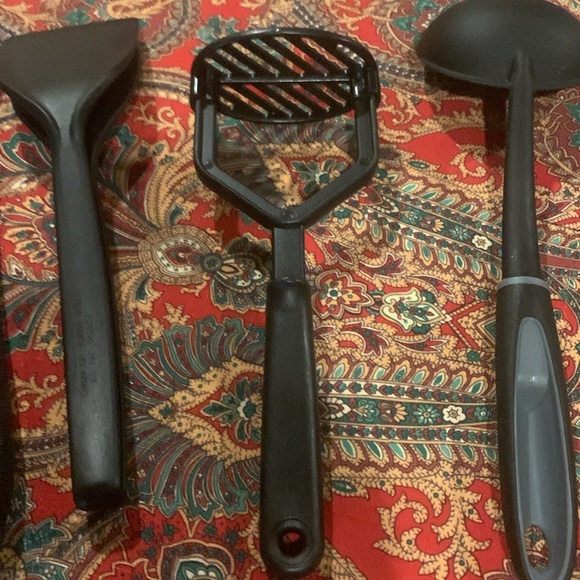 Bundle of 6 black kitchen utensils. Mixed brands. See photos for details. - Picture 7 of 16
